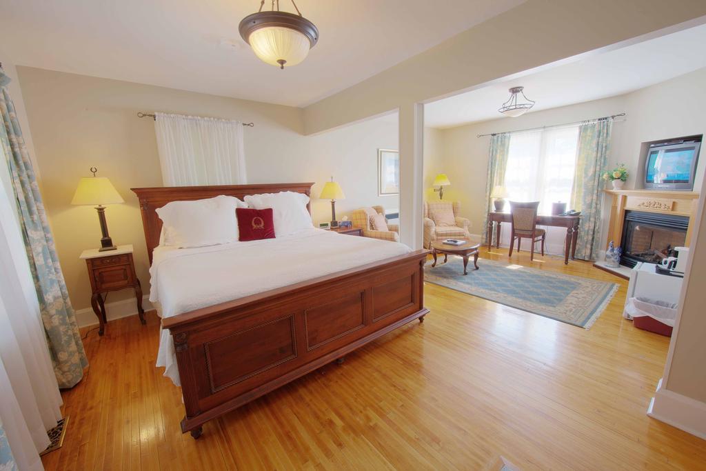 The Woodlawn Inn Кобург Екстериор снимка