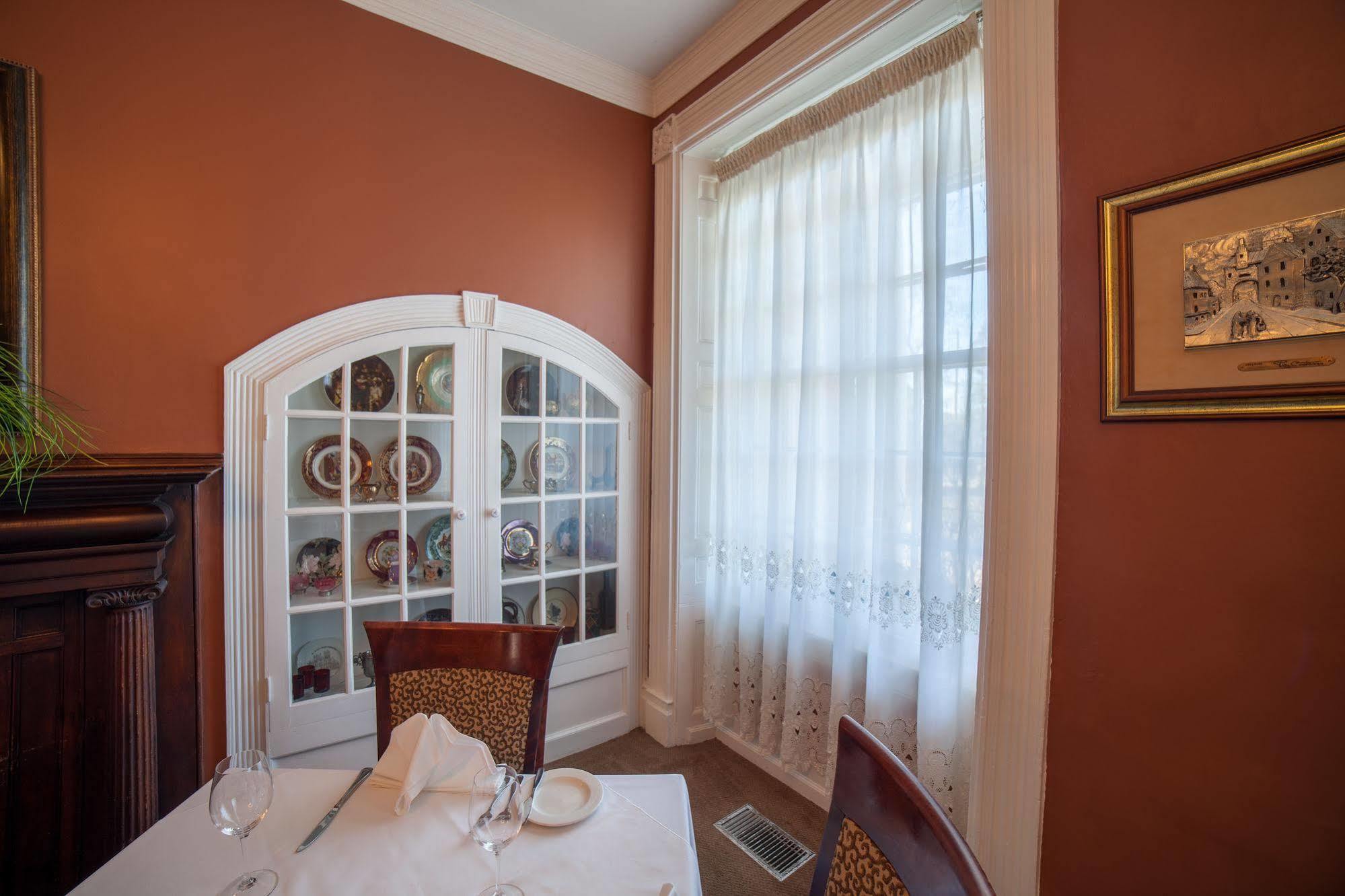 The Woodlawn Inn Кобург Екстериор снимка