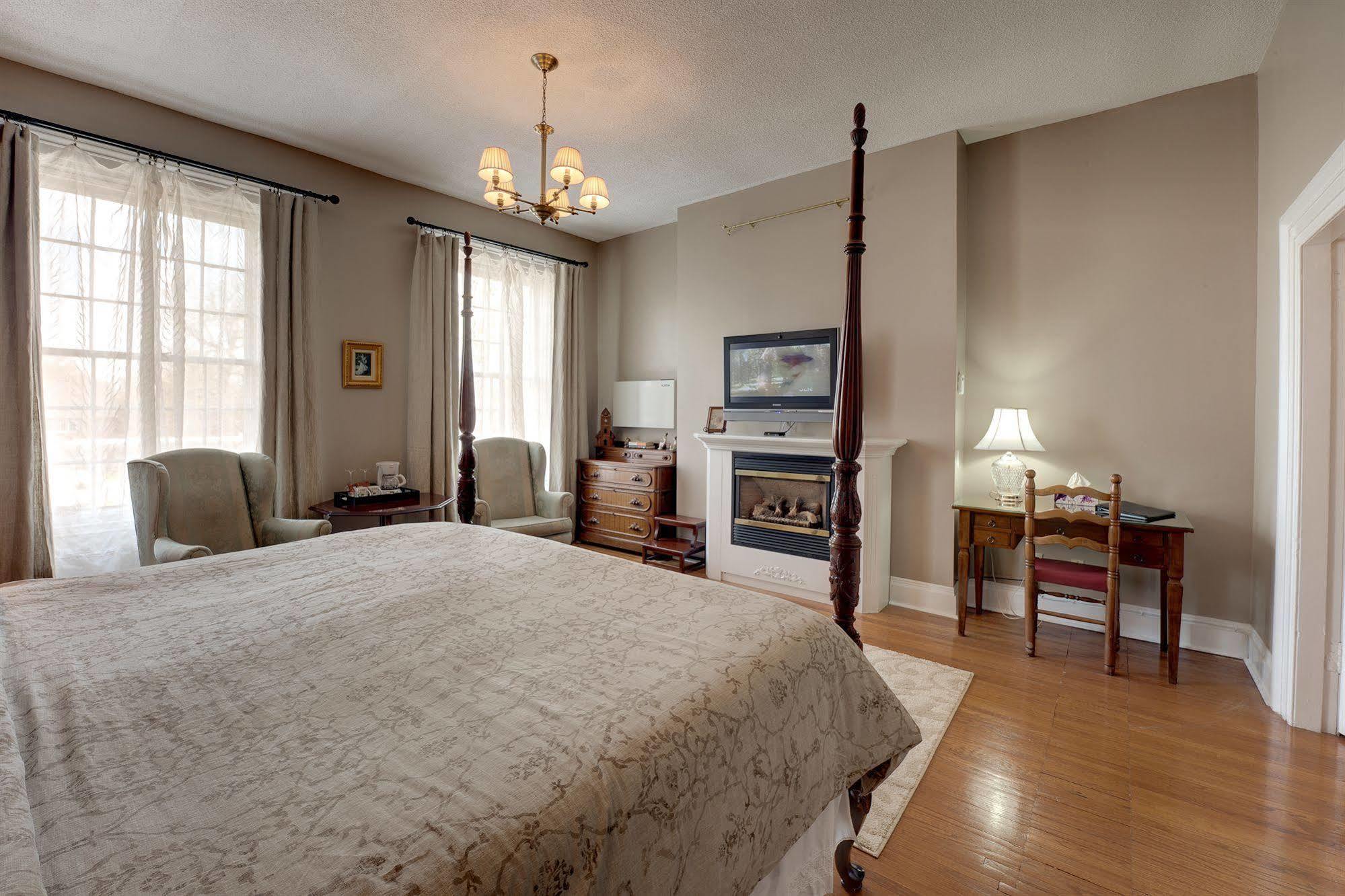 The Woodlawn Inn Кобург Екстериор снимка